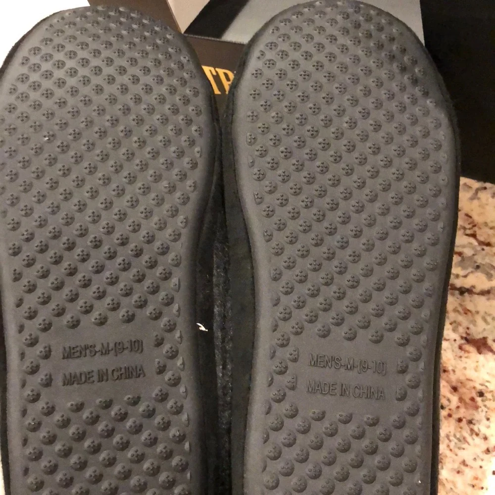 True Religion M (9-10) Slippers